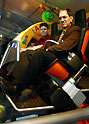 Dr. Alfred Müller zeigt Coastersandmore das X-Car