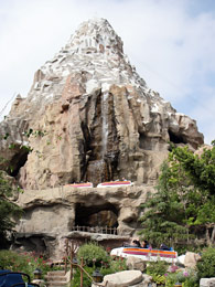 Totalaufnahme vom Matterhorn in Disneyland
